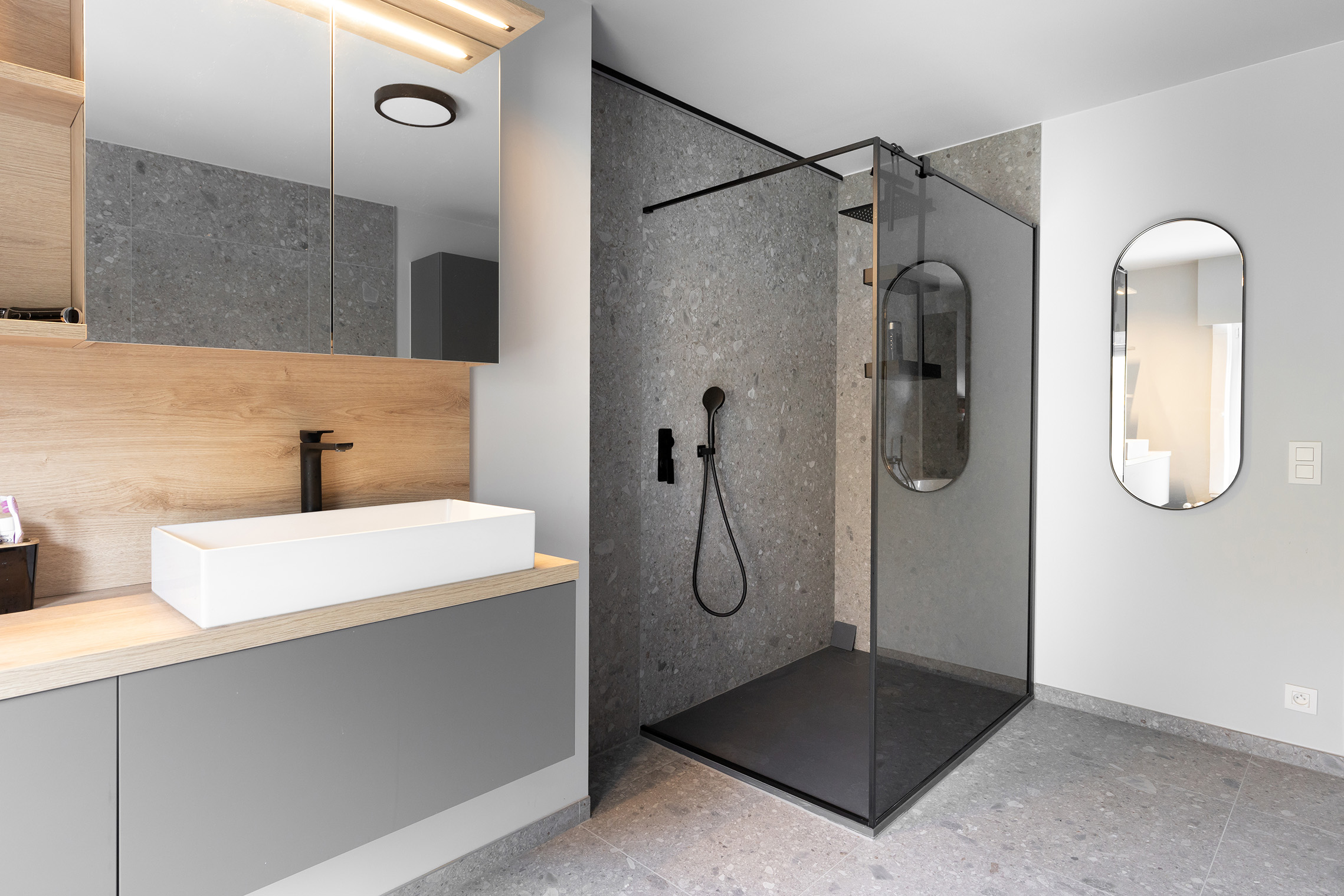 Een gerenoveerde badkamer met inloopdouche.